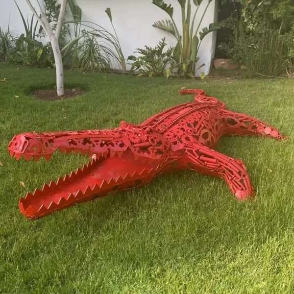 alligator sculpture métal recyclé rouge